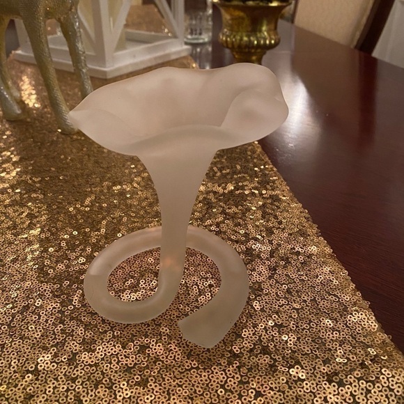 Elegant Handblown Frosted Art Glass Trumpet Bud Vase w/Spiral Stem for Footing. - Picture 5 of 8